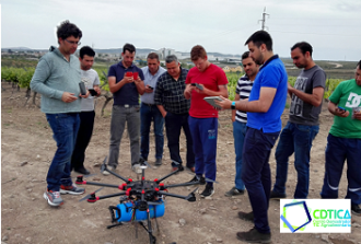 CDTICA organiza una demostración en Villafranca de los Barros sobre el uso de drones en la agricultura